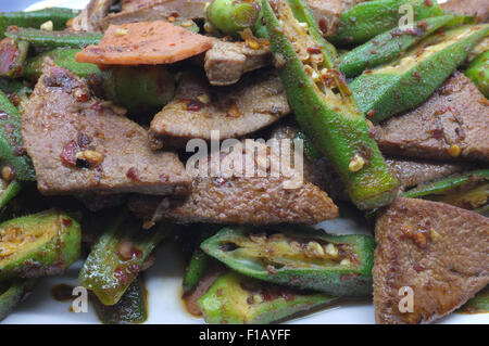 Mescolare frittura di fegato di maiale con l'okra, lady del dito Foto Stock