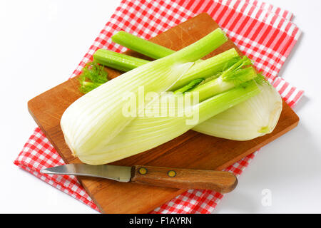 Bulbi di finocchio fresco sul tagliere di legno Foto Stock