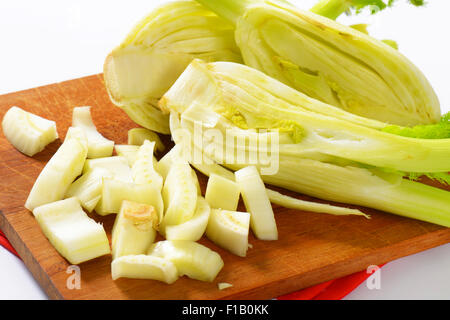 Dettaglio di finocchio sul tagliere di legno Foto Stock