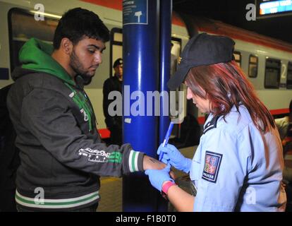 La polizia ceca detenuti circa 200 rifugiati sui treni da Austria e Ungheria presso la stazione ferroviaria di Breclav, Repubblica Ceca, 1 settembre 2015. Le forze di polizia sono stati preparati per i migranti. Gli autobus per il loro trasporto parcheggiato al di fuori della stazione e decine di poliziotti erano di pattuglia. Il primo dei migranti, che ha riempito uno degli autobus sono arrivati a Breclav da Vienna prima di mezzanotte, mentre altri, intorno al 100, è venuto su un treno da Ungheria voce per la Germania dopo la mezzanotte. Un certo numero di rifugiati provenivano dalla Siria. (CTK foto/Igor Zehl) Foto Stock