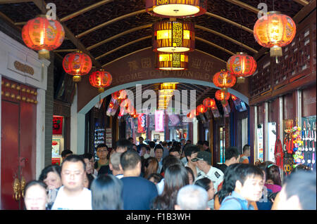 Le persone nel passaggio di Yu Yuan Old Street di Shanghai, Cina Foto Stock