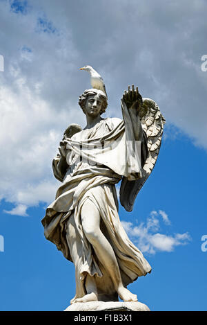 Angelo con sudarium, scultura sul Ponte Sant Angelo, Ponte Sant'Angelo, Roma, lazio, Italy Foto Stock