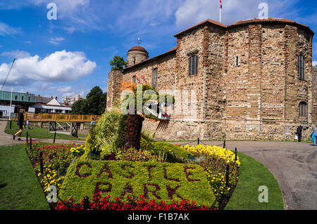 Dragon scultura fatta di fiori, il parco del castello, il castello di Colchester, Colchester, Essex, Inghilterra, Regno Unito Foto Stock