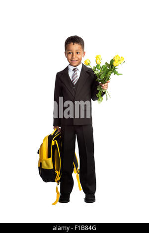 Sorridente prima nero-grader ragazzo africano in uniforme scolastica con lo zaino e bouquet di rose al suo primo giorno di scuola Foto Stock