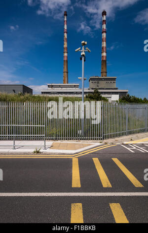 Il twin ciminiere di Poolbeg di generazione di elettricità sulla stazione di Dublins parete nord, Dublino, Irlanda. Foto Stock