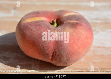 Paraguayo o piatto di pesche, noto anche come Saturno Peach, piatti Cinesi di pesche, pesche ciambella, Donut Peach. Foto Stock