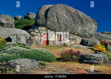 Il Portogallo, Serra da Estrela: Casa sotto le rocce Foto Stock