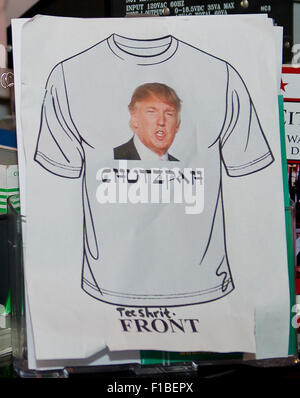 Close-up di una t-shirt che sarà venduto presso la città americana Diner, 5532 Connecticut Ave, NW, Washington, DC 20015, mostra la sua ultima creazione, Trump Sandwich: pieno di Bologna, alla cena in Washington, DC martedì, 11 agosto 2015. Credito: Ron Sachs/CNP/dpa (restrizione: NO New York o New Jersey o giornali quotidiani nel raggio di 75 miglia da New York City) - nessun filo SERVICE - Foto Stock