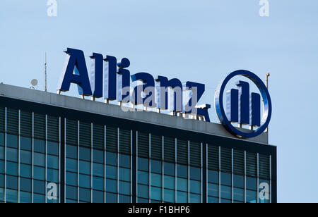 Berlino, Germania, Allianz insegna al neon sul tetto di Treptowers Foto Stock