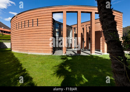 Moderna casa di mattoni, circondato dalla natura Foto Stock