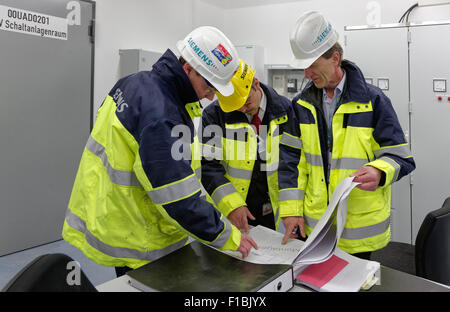 Ludwigsfelde, Germania, i tecnici di Siemens nel comando elettrico stanza di Clean Energy Center Foto Stock