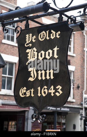 Ye Olde Boot Inn Pub segno; Chester; Inghilterra; Regno Unito Foto Stock