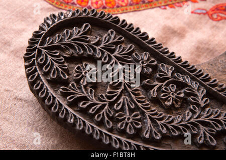 India, Jammu e Kashmir Srinagar, intagliato a mano emboidery pashmina pattern blocco stampa Foto Stock