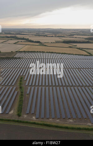 Pannello solare farm in Oxfordshire UK visto da una mongolfiera Foto Stock