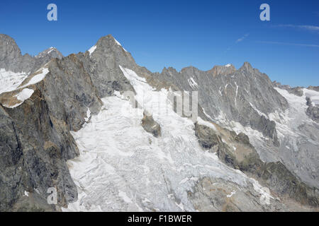 VISTA AEREA. Trio di Francia, Italia e Svizzera alla vetta del Monte Dolent. Lato svizzero della montagna, Massiccio del Monte Bianco. Foto Stock