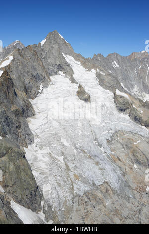 VISTA AEREA. Trio di Francia, Italia e Svizzera alla vetta del Monte Dolent. Lato svizzero della montagna, Massiccio del Monte Bianco. Foto Stock