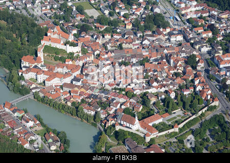 VISTA AEREA. Città vecchia di Füssen sulla riva sinistra del fiume Lech. Baviera, Germania. Foto Stock