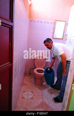 Guatemala, Concepcion las Minas, padre utilizzo e pulizia bagno (Doel Fransuath Fernández Trujillo, 28 anni) Foto Stock