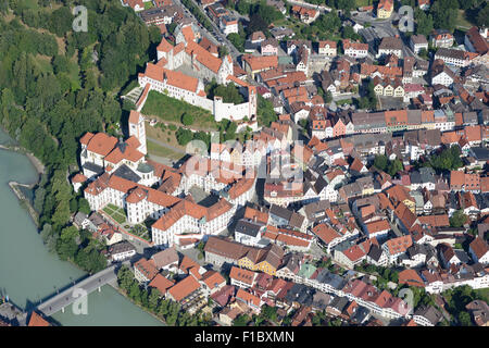 VISTA AEREA. High Castle si affaccia sull'Abbazia di St Mang e sul fiume Lech. Füssen, Baviera, Germania. Foto Stock