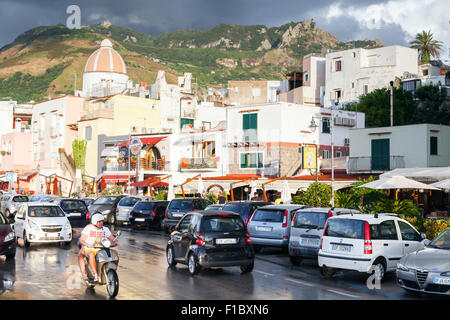 Forio, Italia - Agosto 16, 2015: strada bagnata dopo la pioggia con auto e scooter. Forio di Ischia Foto Stock