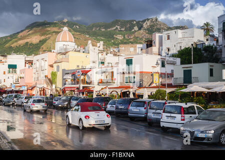 Forio, Italia - Agosto 16, 2015: strada bagnata dopo la pioggia con vetture, Forio di Ischia Foto Stock