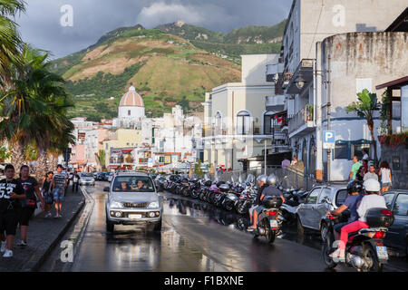 Forio, Italia - Agosto 16, 2015: strada bagnata dopo la pioggia con auto, scooter e persone a piedi. Forio di Ischia Foto Stock