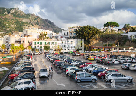 Forio, Italia - Agosto 16, 2015: Full parcheggio nei pressi del porto di Forio di Ischia Foto Stock