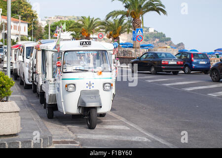 Casamicciola Terme, Italia - 12 agosto 2015: Micro taxi parcheggiato su una strada, White Ape Car Foto Stock