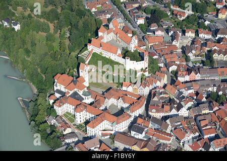 VISTA AEREA. High Castle si affaccia sull'Abbazia di St Mang e sul fiume Lech. Füssen, Baviera, Germania. Foto Stock