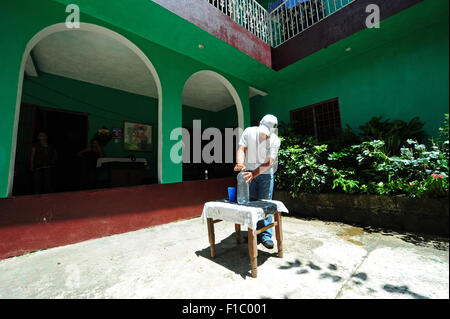 Guatemala, Concepcion las Minas, sequenza di padre preparazione sistema SODIS per acqua potabile (Doel Fransuath Fernández Trujillo 28 anni) Foto Stock