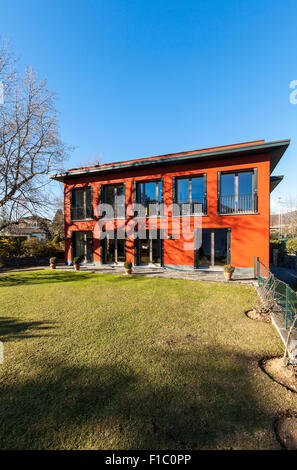 Nuova casa, all'aperto, vista dal giardino Foto Stock