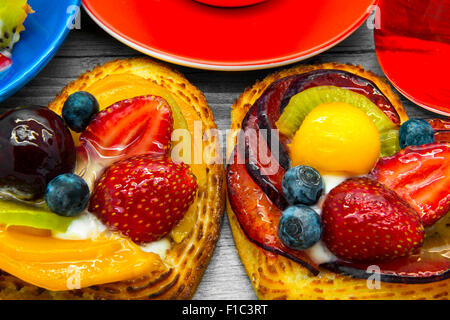 Colorate torte alla frutta, dessert con frutta. Foto Stock