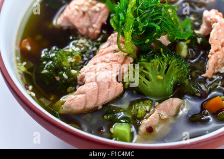 Minestra con salmone e alghe verdi , cucina coreana Foto Stock