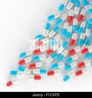 Pills fuoriuscita di pillola bottiglia su bianco Foto Stock
