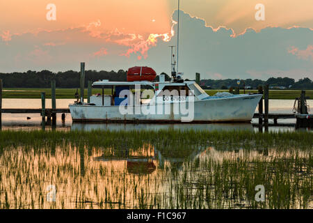 Un granchio barca legato alla Crosby il dock al tramonto in follia Beach, SC. Foto Stock