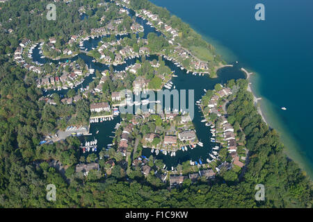 VISTA AEREA. Marina con molte residenze, tutte con un ormeggio privato. Port Ripaille, Lago di Ginevra, Haute-Savoie, Auvergne-Rhône-Alpes, Francia. Foto Stock