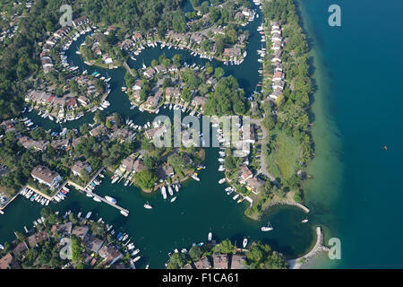 VISTA AEREA. Marina con molte residenze, tutte con un ormeggio privato. Port Ripaille, Lago di Ginevra, Haute-Savoie, Auvergne-Rhône-Alpes, Francia. Foto Stock