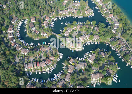 VISTA AEREA. Marina con molte residenze, tutte con un ormeggio privato. Port Ripaille, Lago di Ginevra, Haute-Savoie, Auvergne-Rhône-Alpes, Francia. Foto Stock