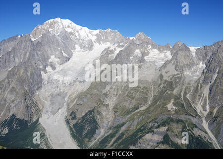 VISTA AEREA. Vetta del Monte Bianco (a sinistra, altitudine: 4810 metri) nel mese di agosto, vista da est. Courmayeur, Valle d'Aosta, Italia. Foto Stock
