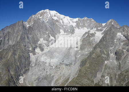 VISTA AEREA. Vetta del Monte Bianco (altitudine: 4810 metri) con vista da est sul Ghiacciaio del Brenva. Courmayeur, Valle d'Aosta, Italia. Foto Stock