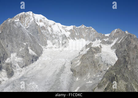 VISTA AEREA. Vetta del Monte Bianco (altitudine: 4810 metri) con vista da est sul Ghiacciaio del Brenva. Courmayeur, Valle d'Aosta, Italia. Foto Stock