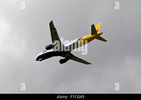 Airbus A320-200 aereo di proprietà di Monarch Foto Stock