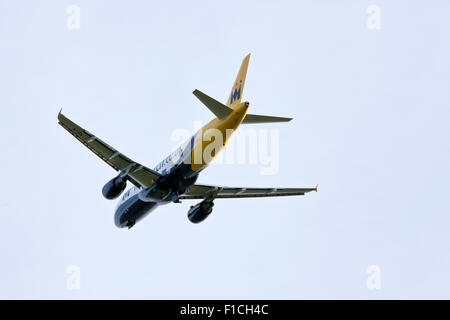 Airbus A320-200 aereo di proprietà di Monarch Airlines Foto Stock