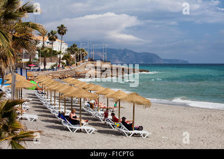 Spiaggia di Nerja, Costa del Sol, provincia di Malaga. Foto Stock