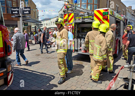 Maidstone Kent, Inghilterra, Regno Unito. Fire crew nel centro della città che frequentano un negozio fire Foto Stock