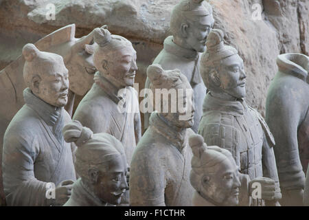 Guerrieri di terracotta raffiguranti gli eserciti di Qin Shi Huang, il primo imperatore della Cina a Xi'an, Shaanxi, Cina Foto Stock