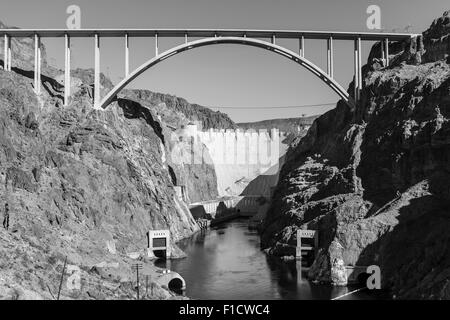 La diga di Hoover ponte di bypass in bianco e nero in Nevada il Mojave Desert. Foto Stock