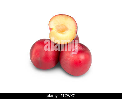 Prugne rosse isolato su sfondo bianco Foto Stock