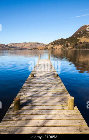 Jetty di Lake Ullswater e luogo cadde sulla destra, Glenridding, Lake District, Cumbria, Inghilterra Foto Stock