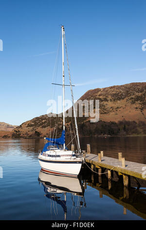 Yacht ormeggiati ad un pontile nella parte anteriore del luogo cadde, Lake Ullswater, Glenridding, Lake District, Cumbria, Inghilterra Foto Stock